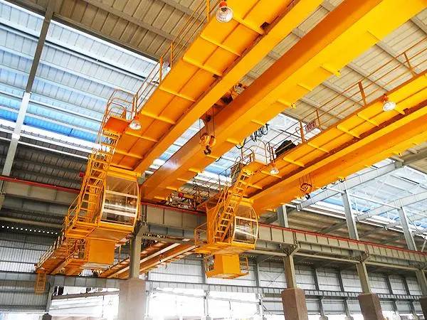 采用哪些材料和技術手段降低了新中式起重機的自重？